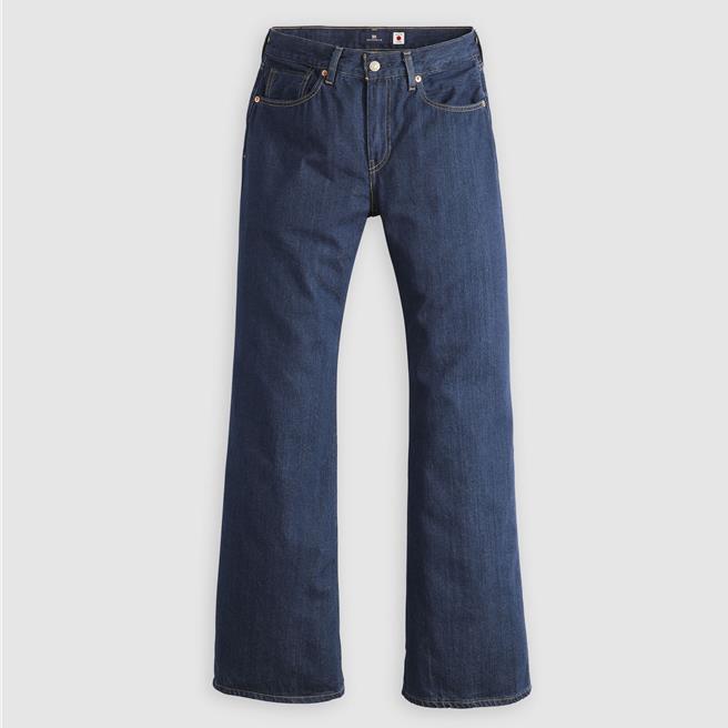 Levi's将在4月推出「Levi’s Blue Tab Carve Fit 深色丹寧裤」 ，7490元。（Levi's提供／朱世凯台北传真）