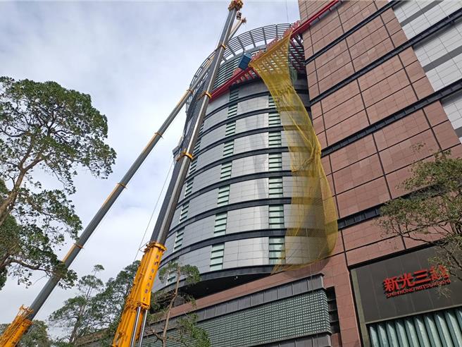 新光三越外墙附挂物有公安疑虑，都发局限期25日应拆除改善，也者今天申请展延。（陈淑娥摄）