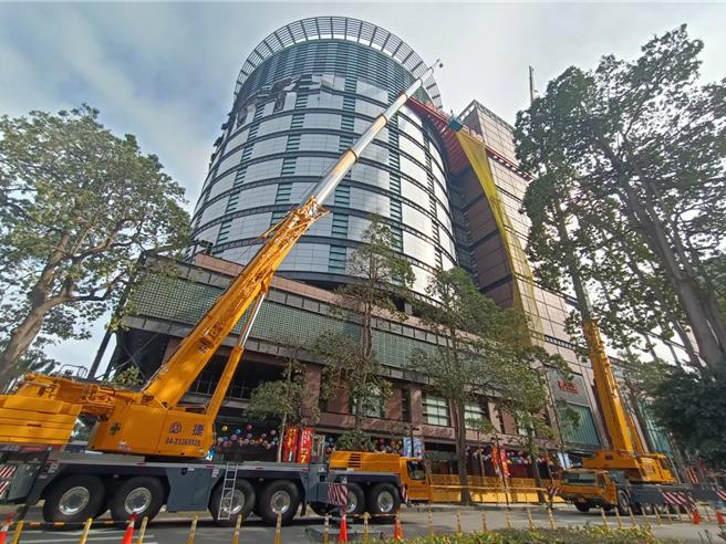 新光三越外墙附挂物有公安疑虑，都发局限期25日应拆除改善，也者今天申请展延。（陈淑娥摄）