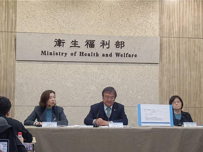 衛福部今天召開記者會說明急診壅塞議題。（王家瑜攝）