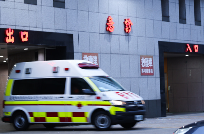 找床位延誤？患者轉院病逝 衛福部駁：2小時確定轉院。示意圖，非新聞當事人（陳俊吉 攝）