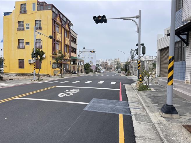 2025年2月24日澎湖县／澎湖马公市民族路日前画设道路标线扯乌龙，机车停车格画在机车停等区上，澎县府获悉后已马上指示涂销。（许逸民摄）