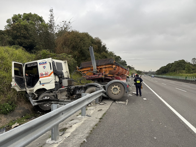 今（24）日清晨7时许，国道3号南向关庙段355.4公里处发生一起交通事故，一辆砂石车行经该路段时突失控，直接撞上外侧护栏。（图警方提供／简铭柱翻摄）