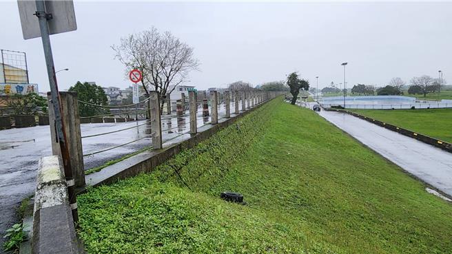 宜蘭縣因缺乏東西向快速道路，縣政府有意從國道5號高速公路作為起點，沿著蘭陽溪堤岸共構興建縣內首條東西向高架快速道路，連結三星鄉與大同鄉。（吳佩蓉攝）