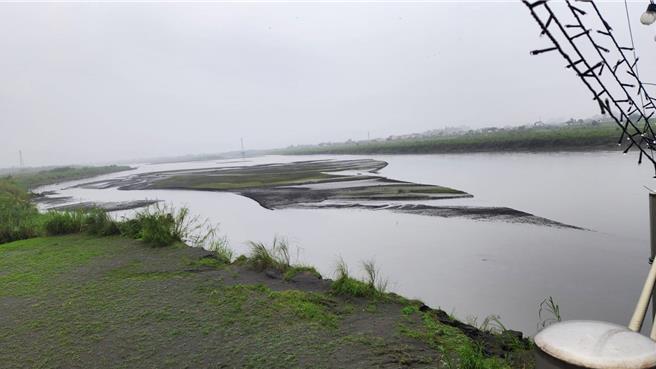 宜蘭縣因缺乏東西向快速道路，縣政府有意從國道5號高速公路作為起點，沿著蘭陽溪堤岸共構興建縣內首條東西向高架快速道路，連結三星鄉與大同鄉。（吳佩蓉攝）