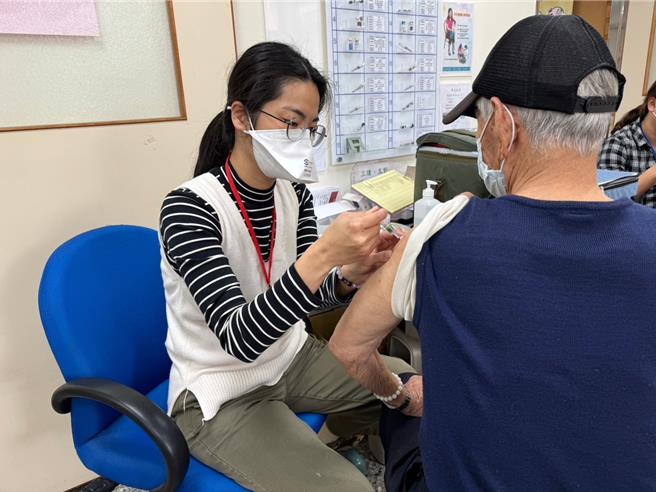 台中市获配1.2万余剂公费流感疫苗，自20日开打短短5天打掉逾8000剂疫苗，可见打气仍旺，中市卫生局24日吁民眾，疫苗剩余不多，符合11类公费对象资格可尽速接种。（卫生局提供／潘虹恩台中传真）