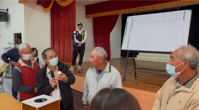 北門區農會24日下午辦理會員代表大會選出新屆次理、監事，開票後一度出現3人同票，以抽籤方式決定2席理事。（張毓翎攝）