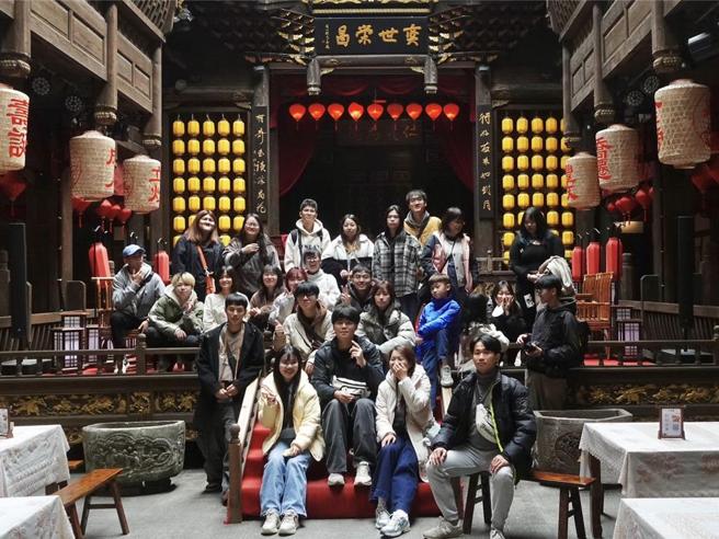 台湾客家子弟到龙岩进行短影音创作，走访多个客家特色景点。图为参赛队伍于八喜楼合影。图／主办方提供