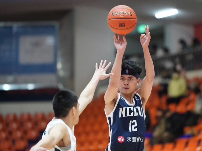 政大林子皓（右）24日比賽投進2記三分球，貢獻全隊最高18分。（大專體總提供）