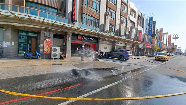 彰化縣北斗鎮中山路二段在今（24）日下午發生瓦斯外洩，警消獲報到場拉封鎖線進行警戒、疏散附近民眾，持續噴灑水霧防護。（民眾提供／葉靜美彰化傳真）