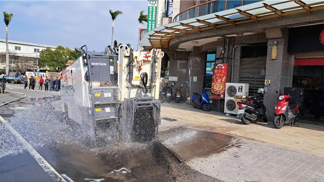 彰化縣北斗鎮中山路二段在今（24）日下午發生瓦斯外洩，警消獲報到場拉封鎖線進行警戒、疏散附近民眾，持續噴灑水霧防護。（民眾提供／葉靜美彰化傳真）