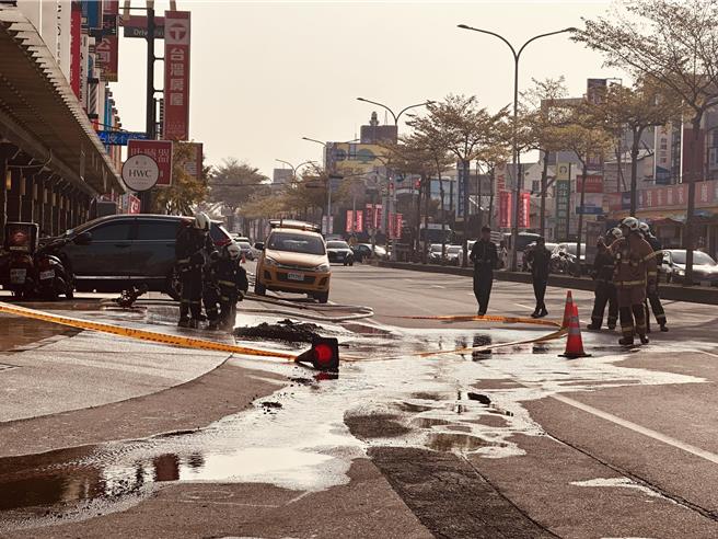 彰化縣北斗鎮中山路二段在今（24）日下午發生瓦斯外洩，警消獲報到場拉封鎖線進行警戒、疏散附近民眾，持續噴灑水霧防護。（民眾提供／葉靜美彰化傳真）