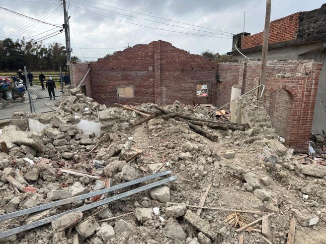 竹东谢懿忠先生因老家被强拆，且祖先牌位被乱丢，他怒斥「地主＋建商」恶劣。图／报系资料库