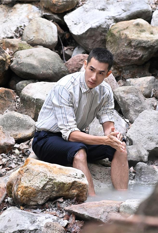 盧彥澤包上保鮮膜和發熱衣應戰。（台視提供）