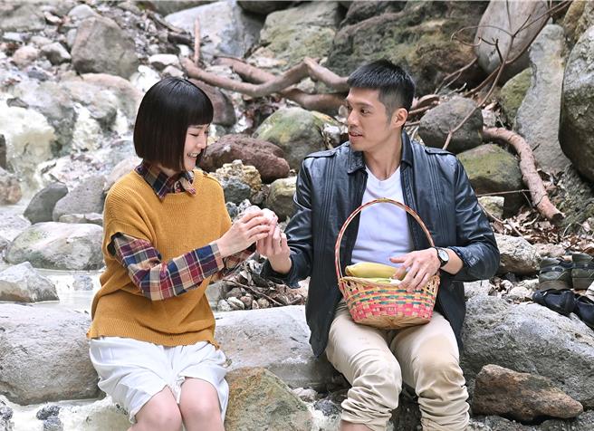 何宜珊和王盈凱泡溫泉又享用美食，笑稱像郊遊。（台視提供）