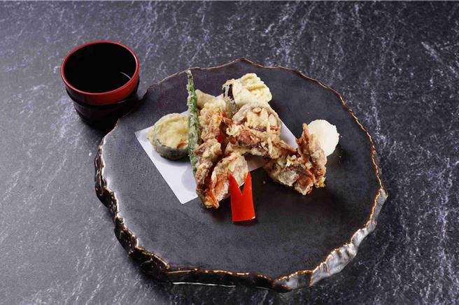 可连壳直接食用的炸软壳蟹天妇罗。（义大皇家酒店提供）