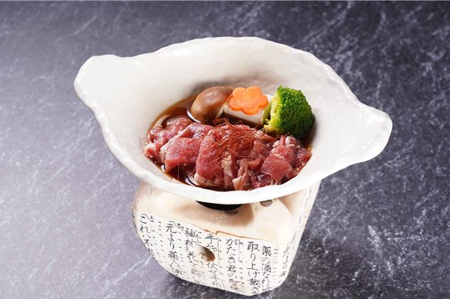 严选黑猪梅花肉，搭配寿喜烧酱的台湾黑猪梅花肉陶板烧。（义大皇家酒店提供）