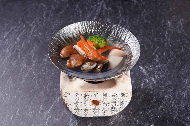 以北海道生食级干贝及蛤蜊熬制高汤提味的日本北海道干贝春雨煮锅。（义大皇家酒店提供）