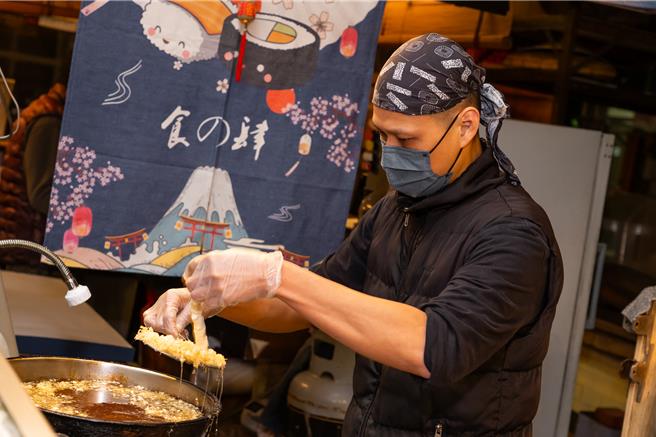 「丰和寿司铺」的炸虾寿司麵衣酥脆可口，是店内招牌菜。（台南老爷行旅提供）