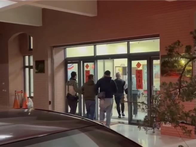 台中市42岁蔡姓男子23日清晨5时多，疑因工作不顺，竟愤而持枪从太平租屋处对外连开11枪，还由林姓友人开车载到外县市「散心」，晚间6时多被警方查缉到案，检方24日认2人涉持枪于公共场所开枪射击、杀人未遂、藏匿人犯等罪嫌向台中地院声押禁见。