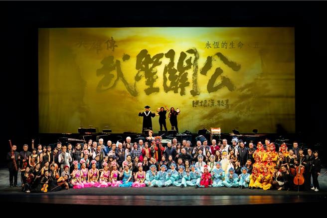 製作人蔡淑媛博士指出，本次的專業製作群包括「雙導演」王冠強、殷青群，「雙作曲家」陳哲聖、劉聖賢，並由王奕盛老師搭配科技多媒體呈現，展現當代劇場的多媒體藝術。（主辦單位提供／紀爰高雄傳真）