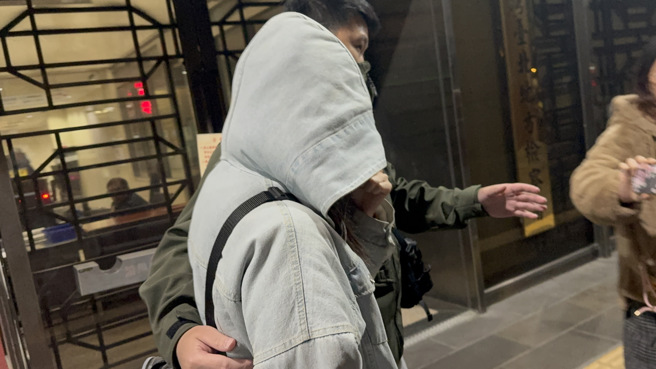 檢方第四度約談藝人李威，由證人身分改列被告，訊問後李妻簡女以15萬元交保，李威則以30萬交保。（賴佩璇攝）