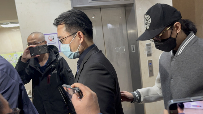 檢方第四度約談藝人李威，由證人身分改列被告，訊問後李妻簡女以15萬元交保，李威則以30萬交保。（賴佩璇攝）