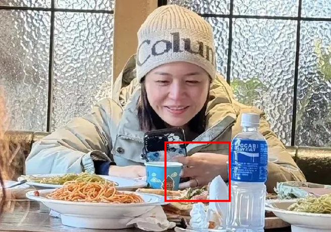 网友曝光陈妍希1月带儿子滑雪的照片，当时她无名指还戴着婚戒。（图／翻摄自微博）