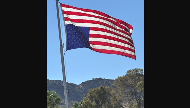 倒懸國旗代表國家陷入危險中，這在幾次的美國抗爭活動頗常出現。(圖/路透社)