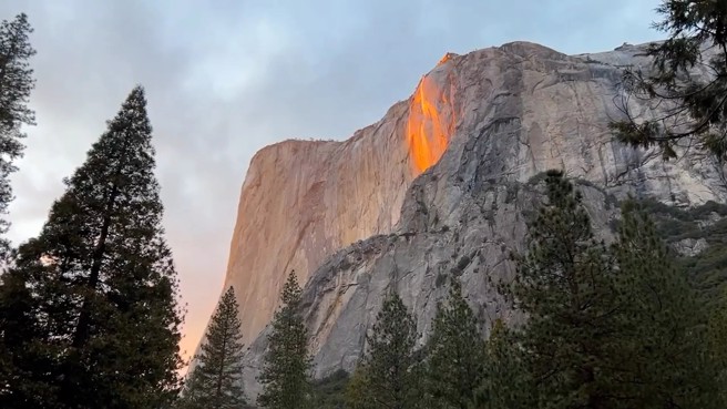 優勝美地國家公園著名的酋長峰，以及早春時期的奇景：火瀑布。(圖/shutterstock、達志影像)
