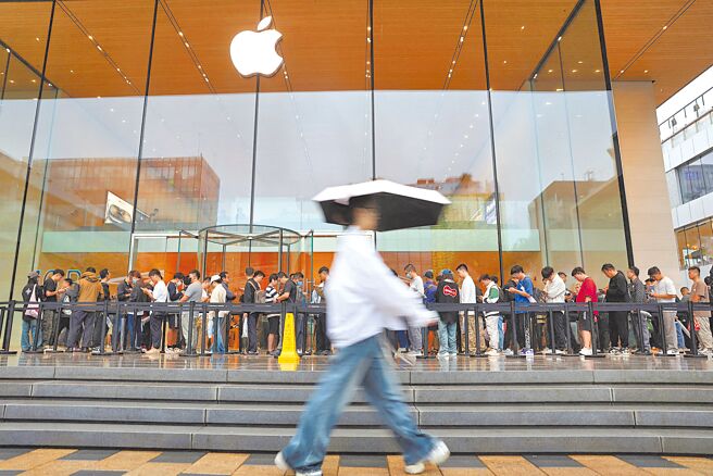 苹果新机iPhone 16e将于28日开卖，电信三雄21日预购虽喊出预约额满，但坦言反应一般。（路透）