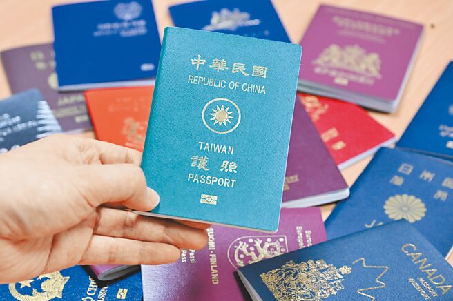 中華民國護照因享有100多個國家免簽待遇，好用度全球排名第33名，一直是國際人蛇集團偽變造的目標。（陳麒全攝）