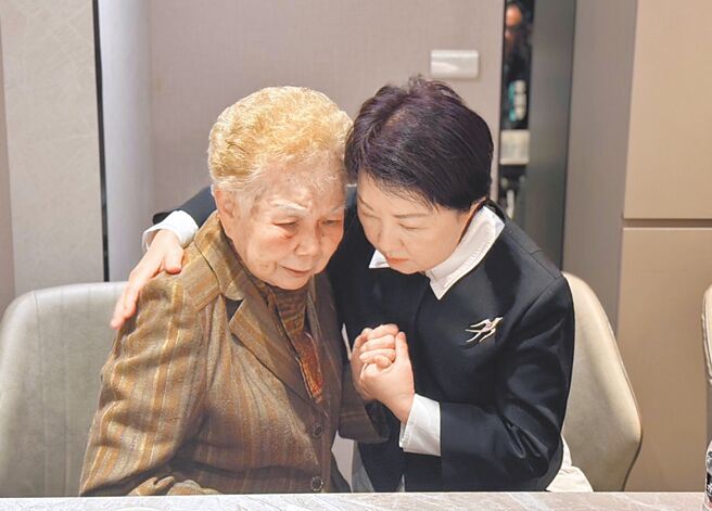 前民眾党主席柯文哲父亲柯承发病逝，台中市长卢秀燕（右）23日到灵堂吊唁，并表达对柯母何瑞英（左）的关心。（民眾党中央党部提供／王惠慧新竹传真）