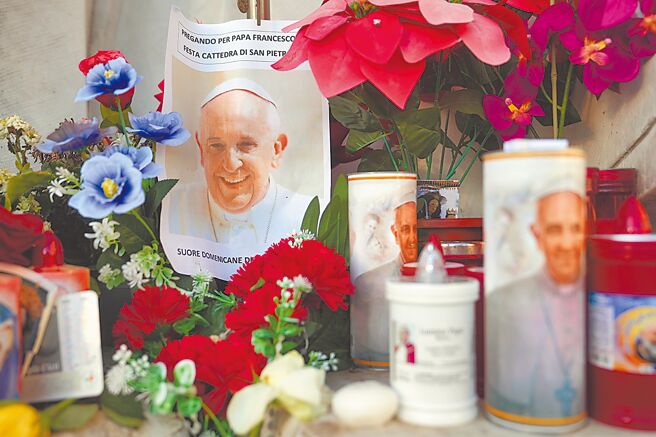 梵蒂冈22日证实，天主教教宗方济各（Pope Francis）因肺部感染，健康状况在过去24小时恶化，需要高流量氧气治疗和输血。（美联社）
