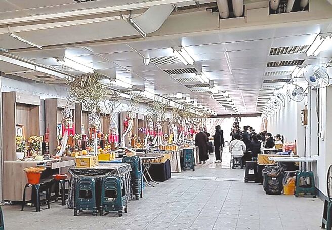 台南市立殡仪馆内的一般竖灵区设置在地下室，目前天天爆满，许多家属只能等其他丧家完成出殡移出后才能使用。（程炳璋摄）