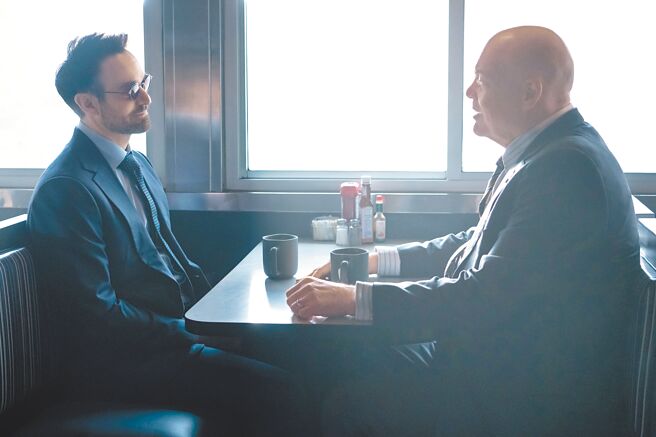 查理考克斯（左）与文森唐诺费里奥回归《夜魔侠：重生》。（Disney＋提供）