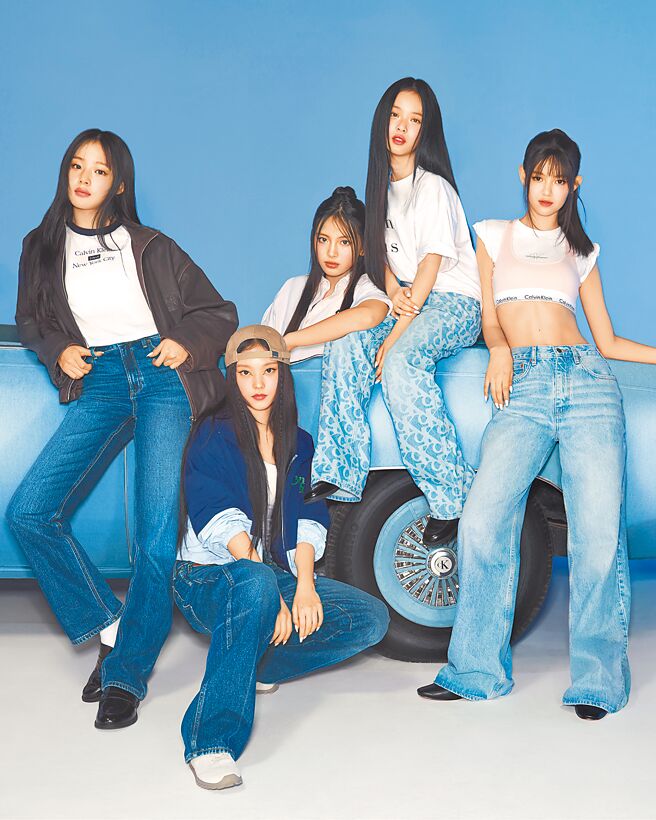 韩国人气偶像Minji（左起）、Haerin、Hyein、Hanni、Danielle携手演绎CK全新2025春季广告。（CK提供）