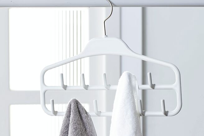 衣服反覆摺疊除了不易翻找之外，還容易讓衣服成為「壓箱寶」，建議將常穿、易皺、大衣等衣物懸掛。（HOLA提供）