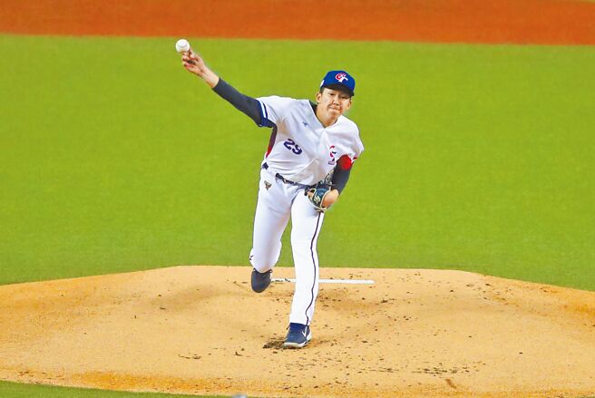 徐翔圣23日先发主投2局被敲4安、1K，丢掉2分，其中1分是非自责分。（黄世麒摄）