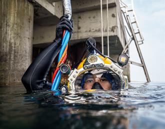 水下作業大隊「水械專長班」供氣潛水訓練 挑戰低能見度作業