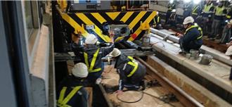 桃捷工程車凌晨吊掛作業重心偏移軌道   列車班距調整中