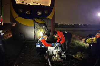 台南男夜闖平交道！遭區間車猛烈撞擊「慘死火車頭前」