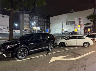 高雄24歲男疲勞駕駛撞路邊2車 反彈旋轉180度車頭潰縮