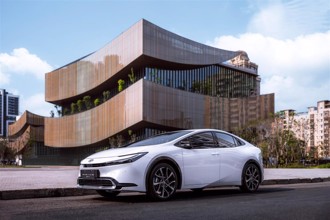 新增 Qi 智慧型手機無線充電裝置、售價 129.9／137.9 萬漲價 4000 元，Toyota Prius PHEV 2025 年式發表！