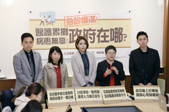 急诊壅塞致病患逝 蓝白轰民进党政府还在吃烤肉