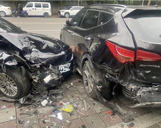 新店小客車路邊臨停放人  下秒突失控打滑連撞4車