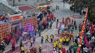 影》马祖「摆暝季」视觉飨宴！遶境扛乩、烧马粮炮火四射超震撼