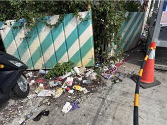 桃捷站體鏽蝕嚴重、站外滿地垃圾 挨批丟「國門之都」的臉