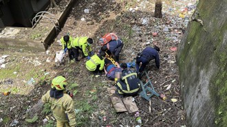 基隆男「修杆」意外墜落 愛妻出手相救！雙雙送醫