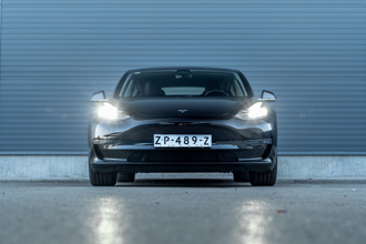 放手開車？陸特斯拉FSD軟體更新：可停紅燈、自動變道